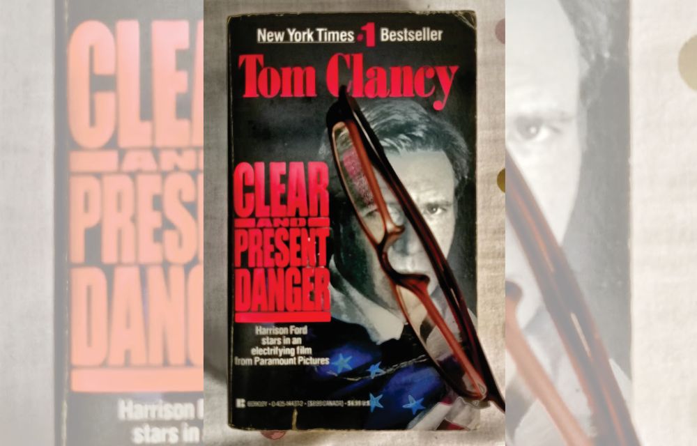 Resensi Buku: Clear and Present Danger - Ketika Negara Berperang dalam Gelap